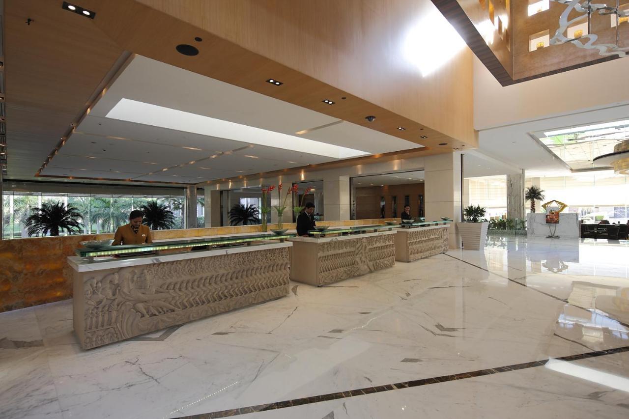 The Grand New Delhi Hotel Екстериор снимка