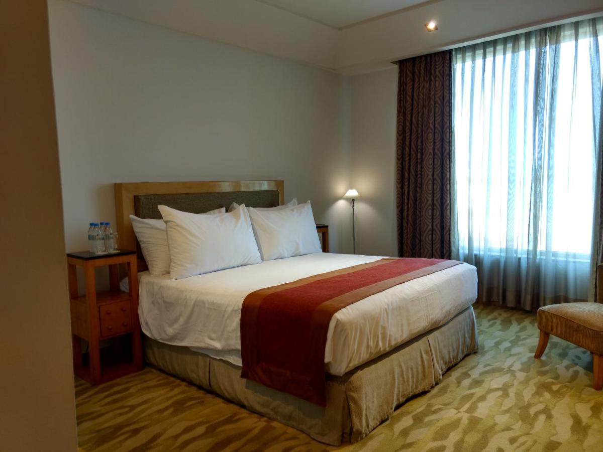 The Grand New Delhi Hotel Екстериор снимка