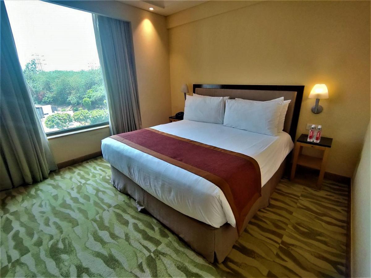 The Grand New Delhi Hotel Екстериор снимка