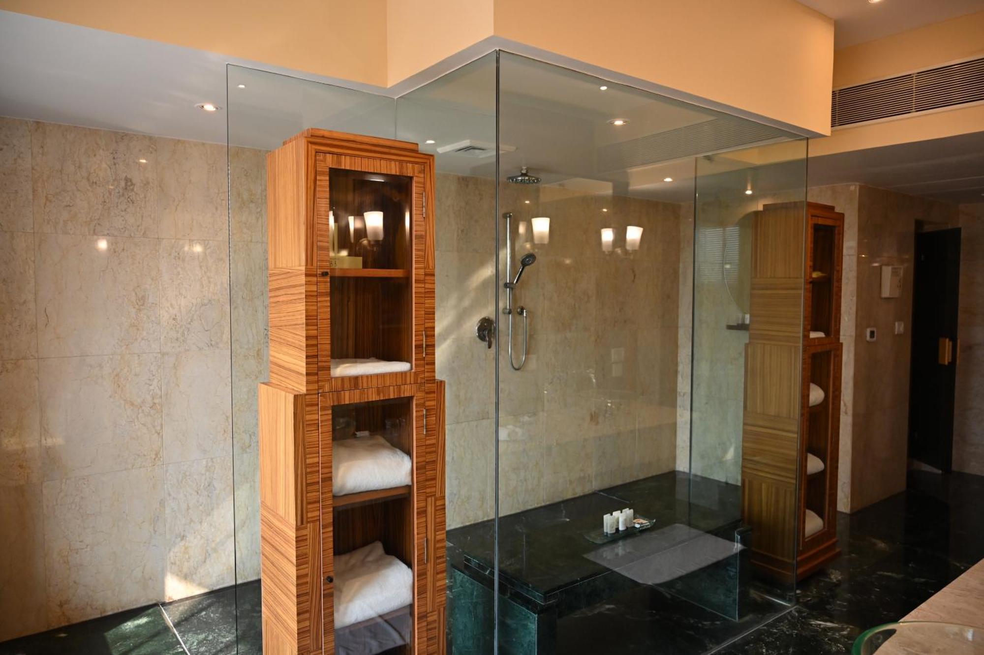 The Grand New Delhi Hotel Екстериор снимка
