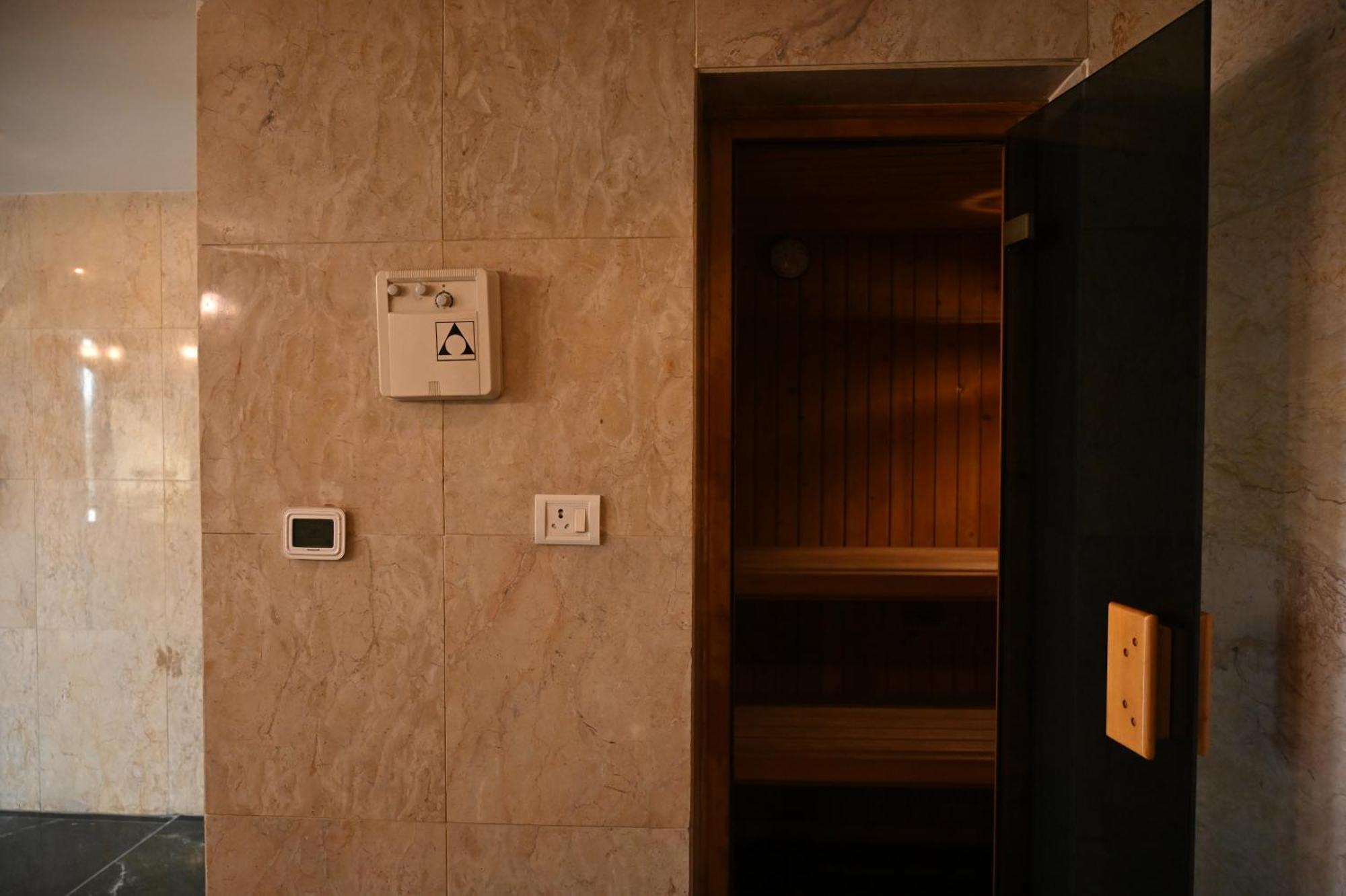 The Grand New Delhi Hotel Екстериор снимка