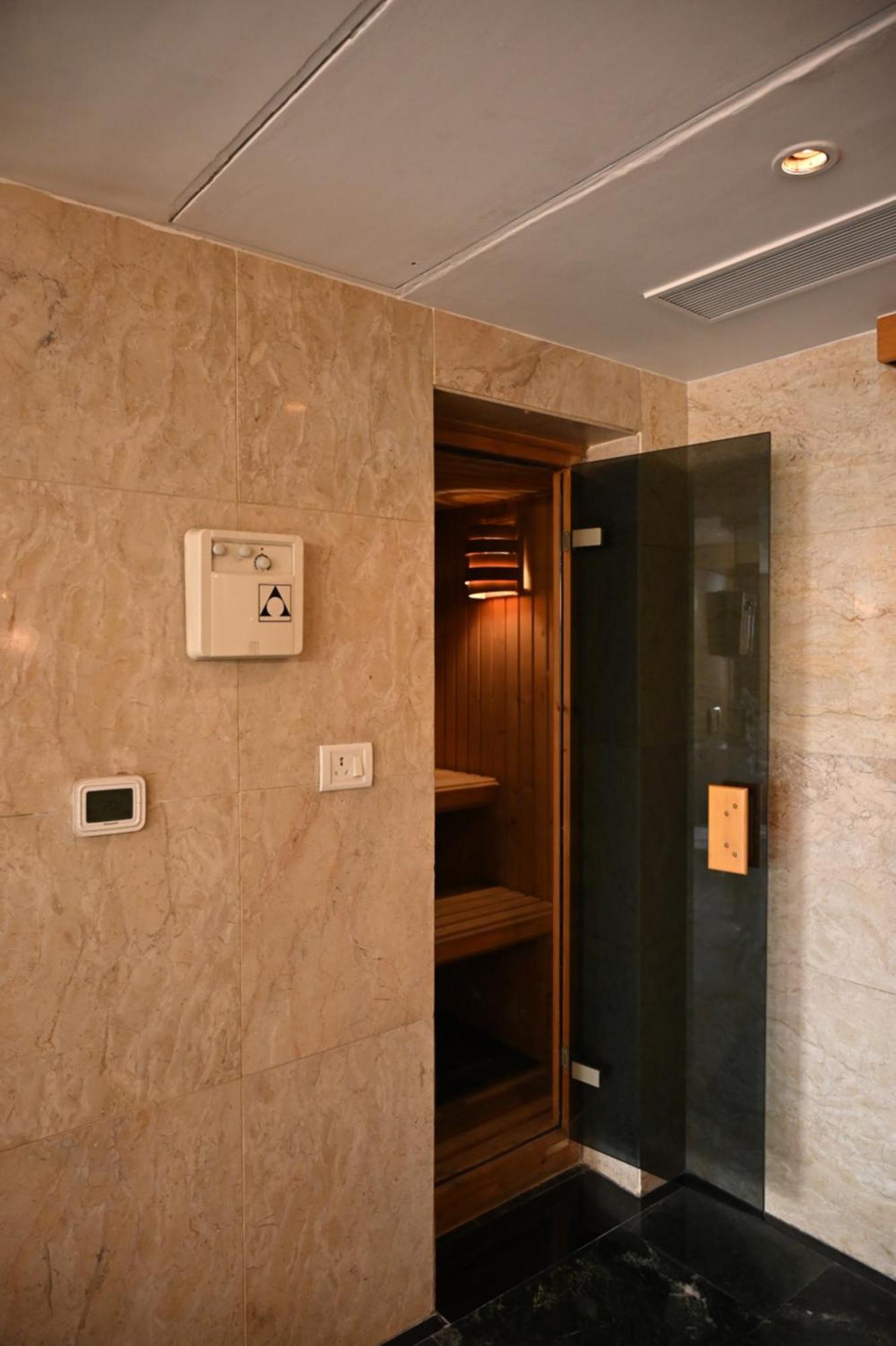 The Grand New Delhi Hotel Екстериор снимка