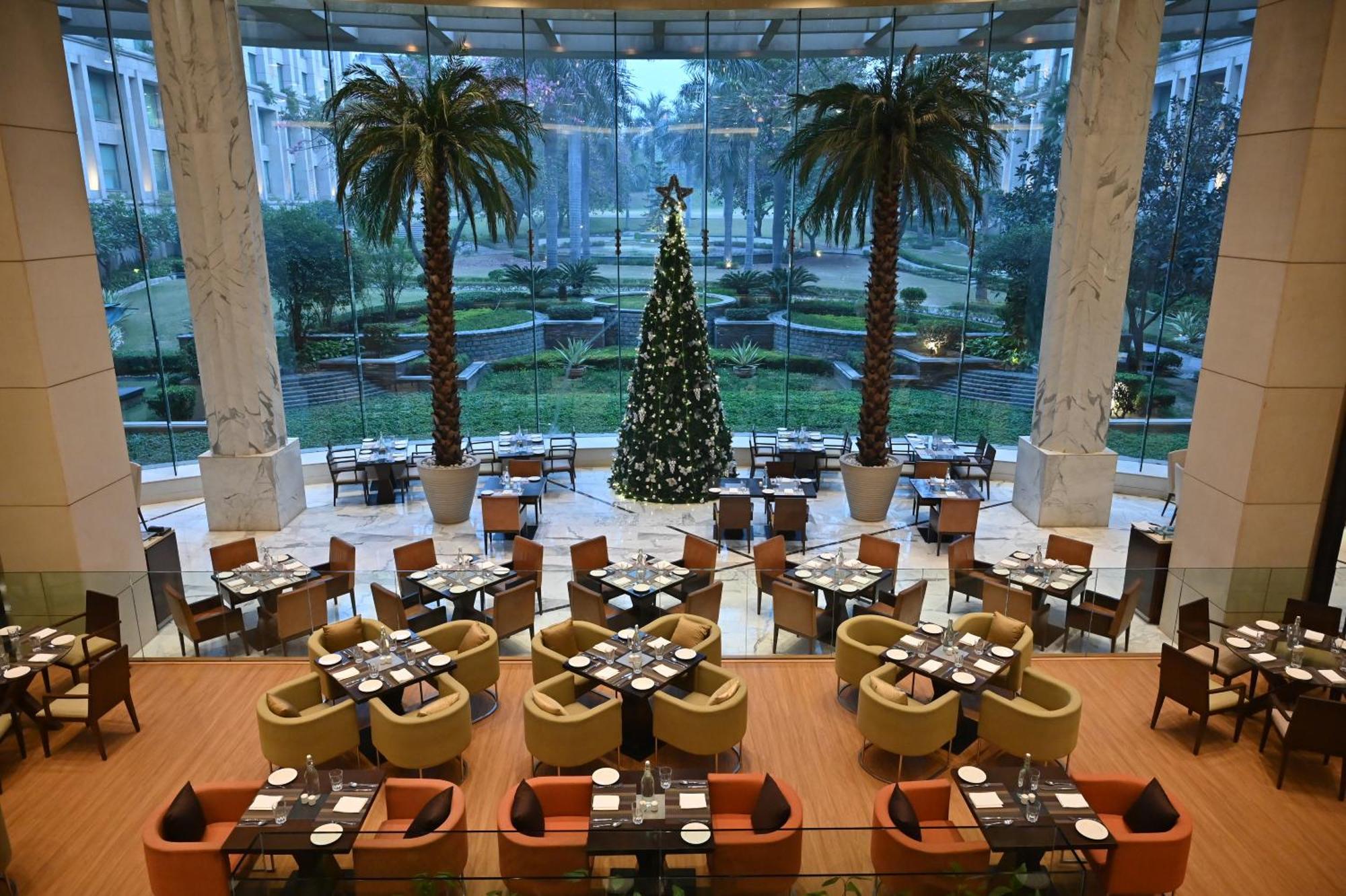 The Grand New Delhi Hotel Екстериор снимка
